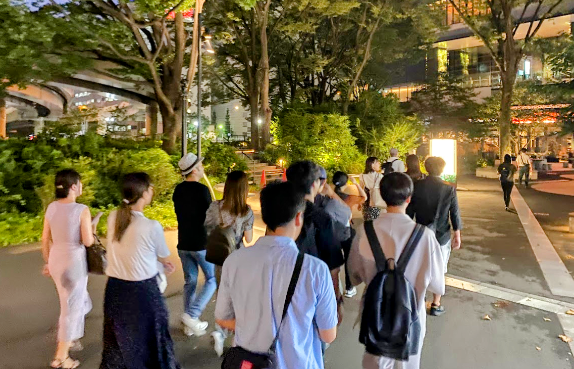 夜の常盤橋タワー周辺を歩く皇居半周ナイトウォーク参加者