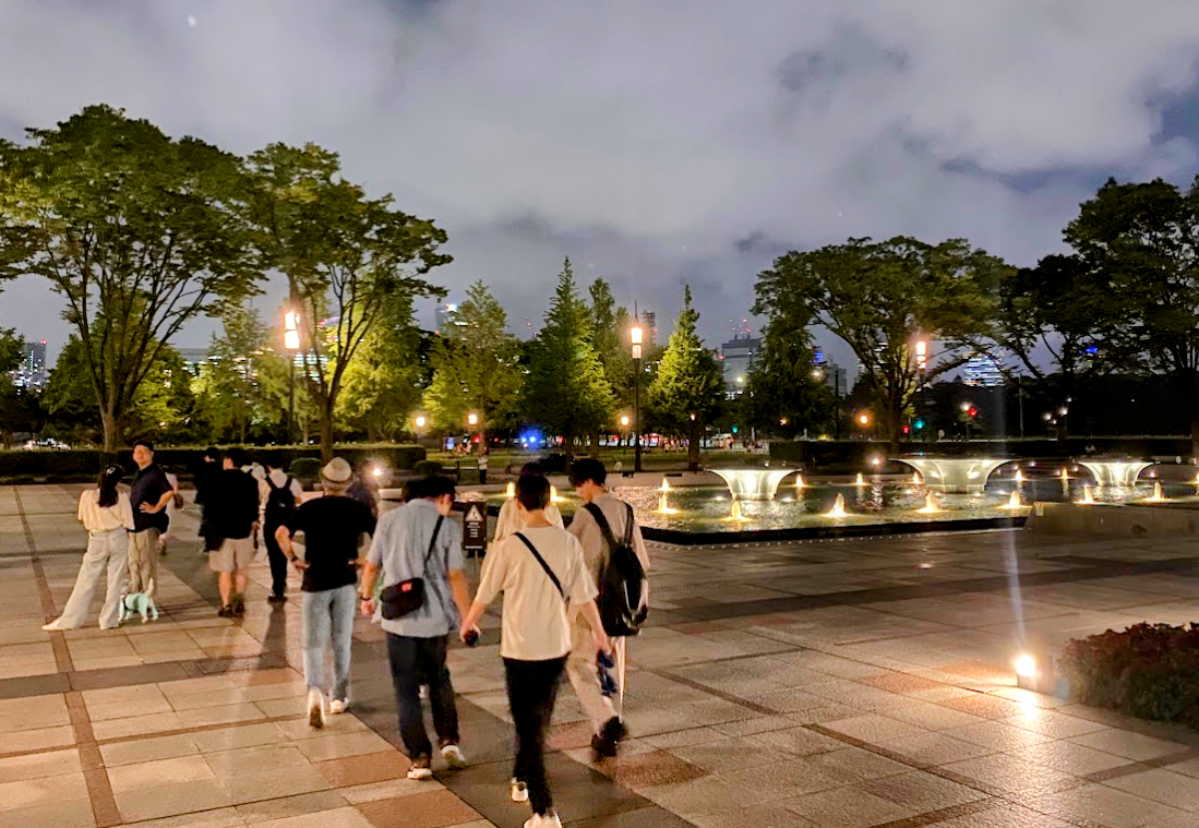 夜の和田倉噴水公園を歩く皇居半周ナイトウォーク参加者