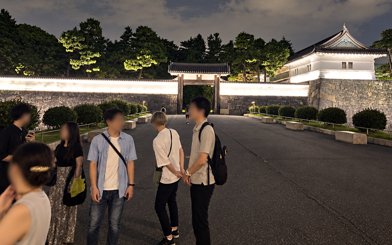 ライトアップされた桜田門と皇居半周ナイトウォーク参加者