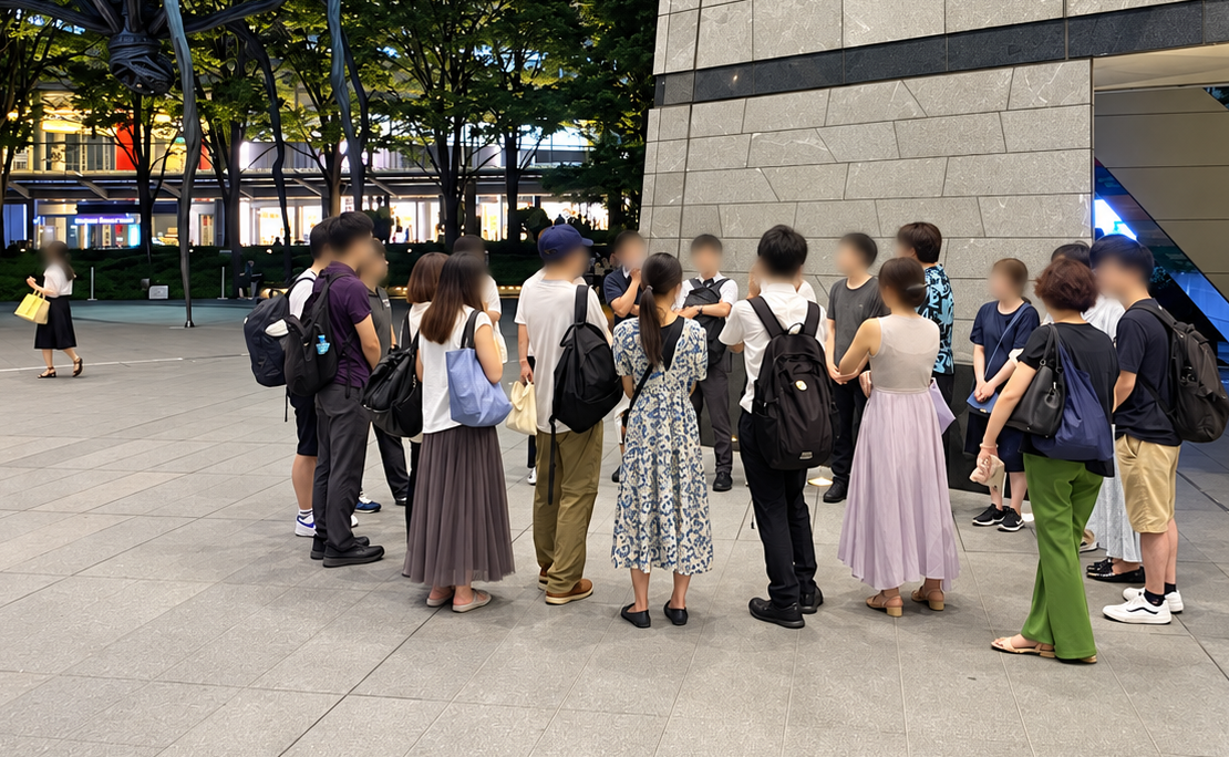2023年8月18日の西麻布歴史散歩で六本木ヒルズに集合する参加者
