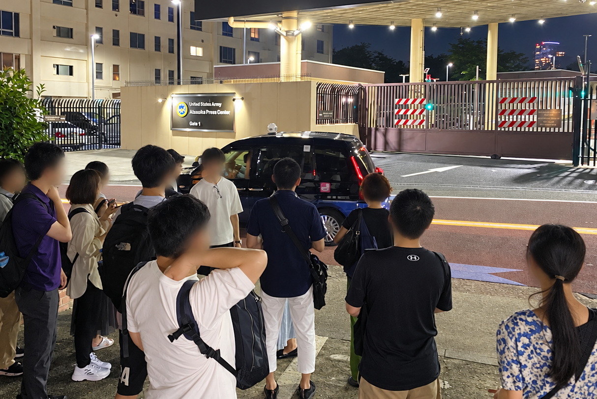 在日米陸軍赤坂プレスセンター前で説明を聞く西麻布歴史散歩の参加者