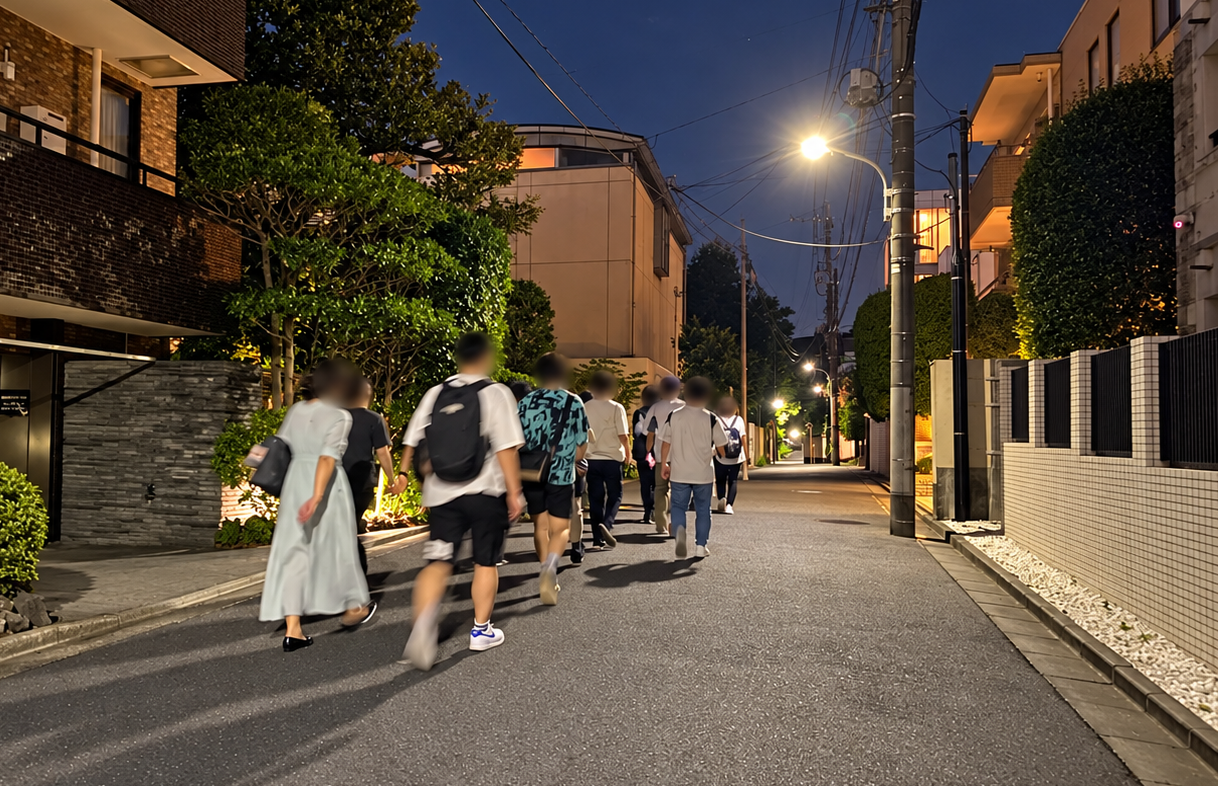 西麻布の住宅街を夜に歩くゆる歴史散歩会の参加者