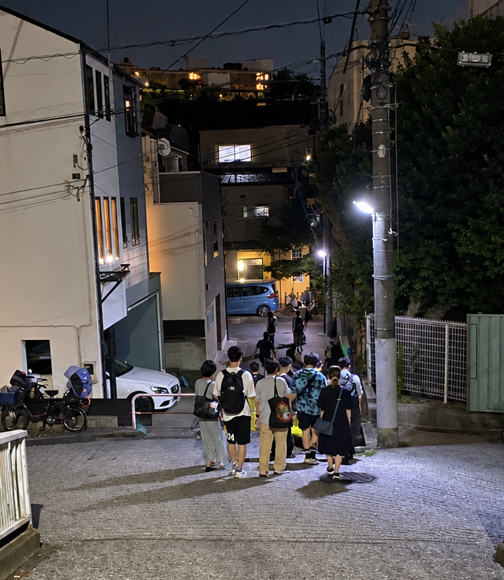 西麻布から広尾方面の坂道を下る歴史散歩の参加者