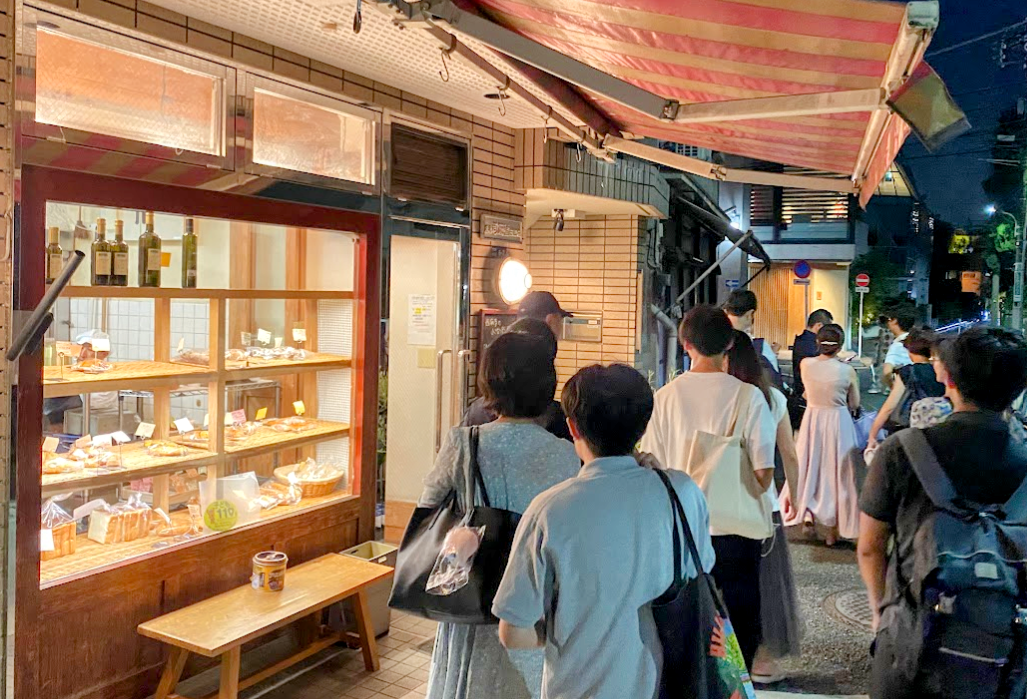 西麻布から広尾へ向かう夜の路地と店舗の明かり