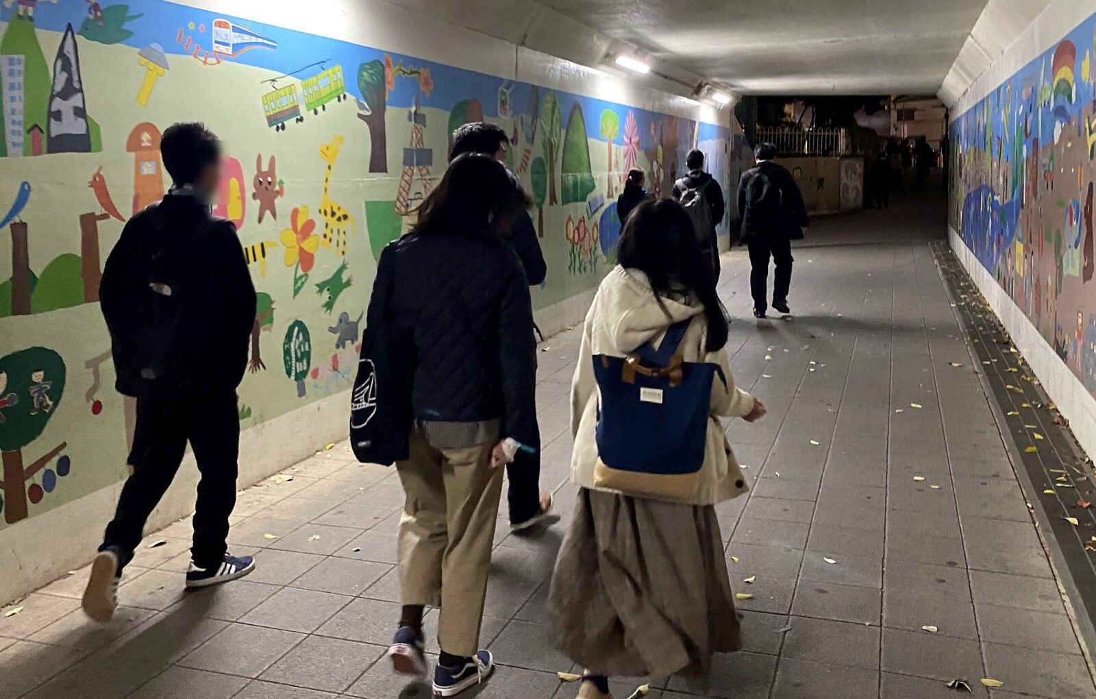 上目黒川橋りょうの通路に描かれたウォールアートと参加者