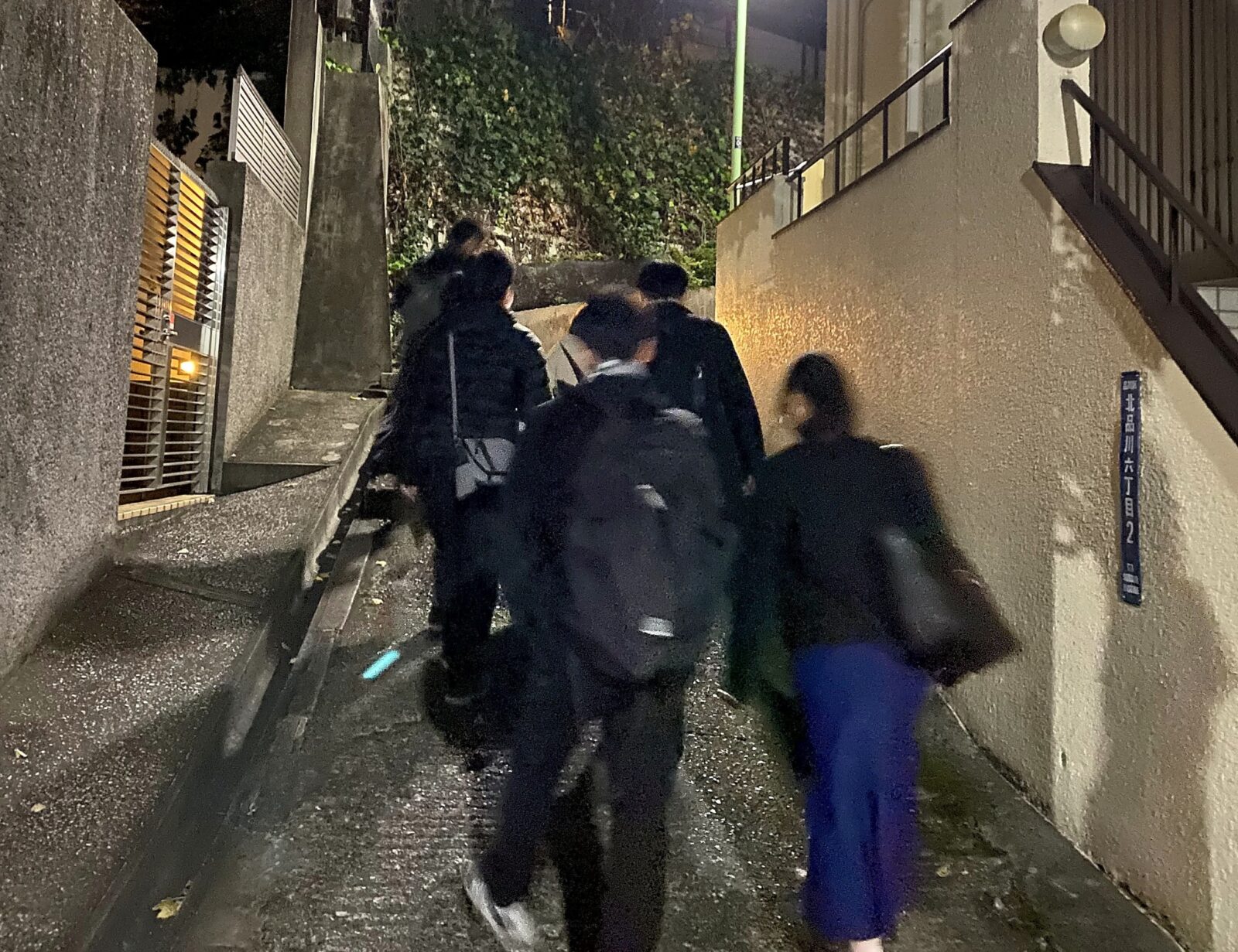 島津山の坂を上る後半の部の参加者