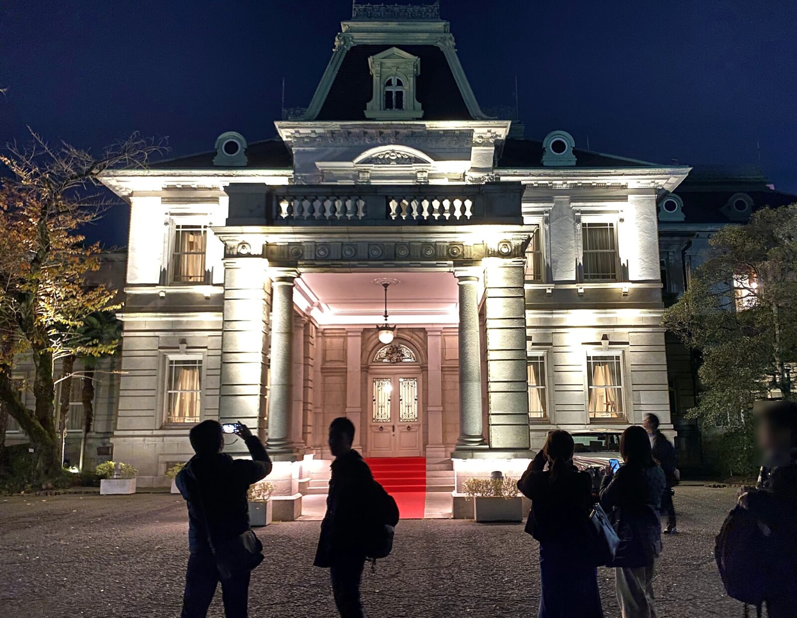 夜のグランドプリンスホテル高輪 貴賓館を見学する参加者
