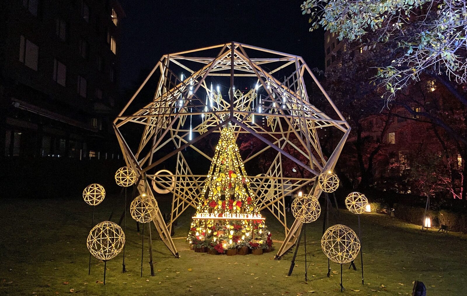 プリンスホテル日本庭園のクリスマス装飾と竹あかり