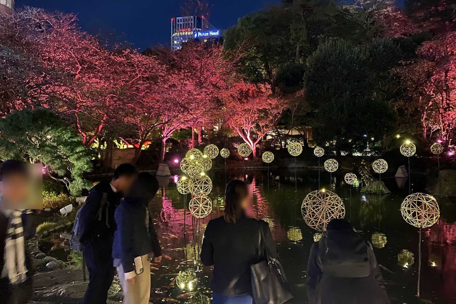 紅葉と竹あかりに彩られたプリンスホテル日本庭園を楽しむ参加者