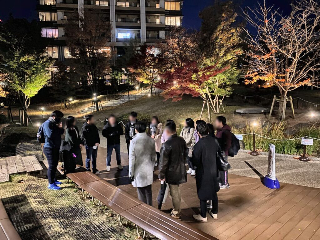 目黒駅近くで集合する池田山公園ライトアップ散歩の参加者
