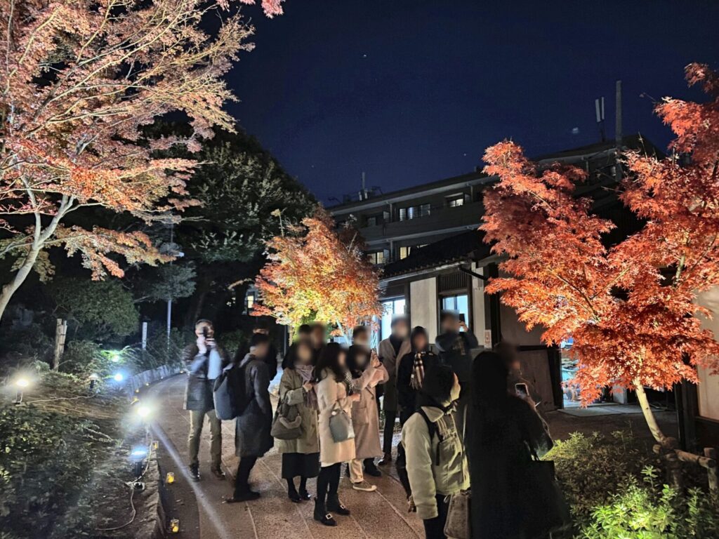 池田山公園で紅葉ライトアップを楽しむ参加者