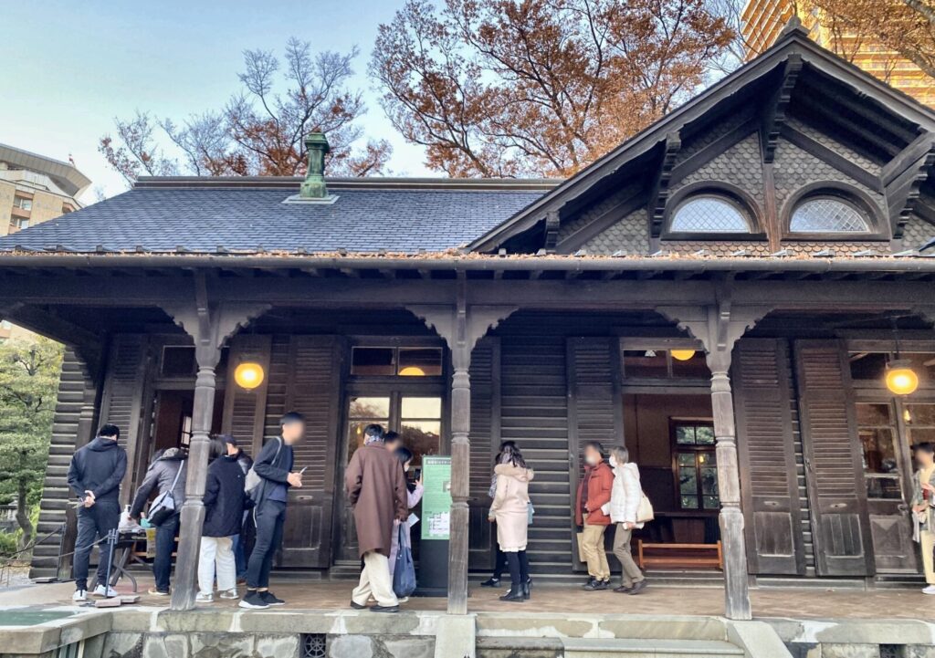旧岩崎邸庭園の撞球室外観と見学者