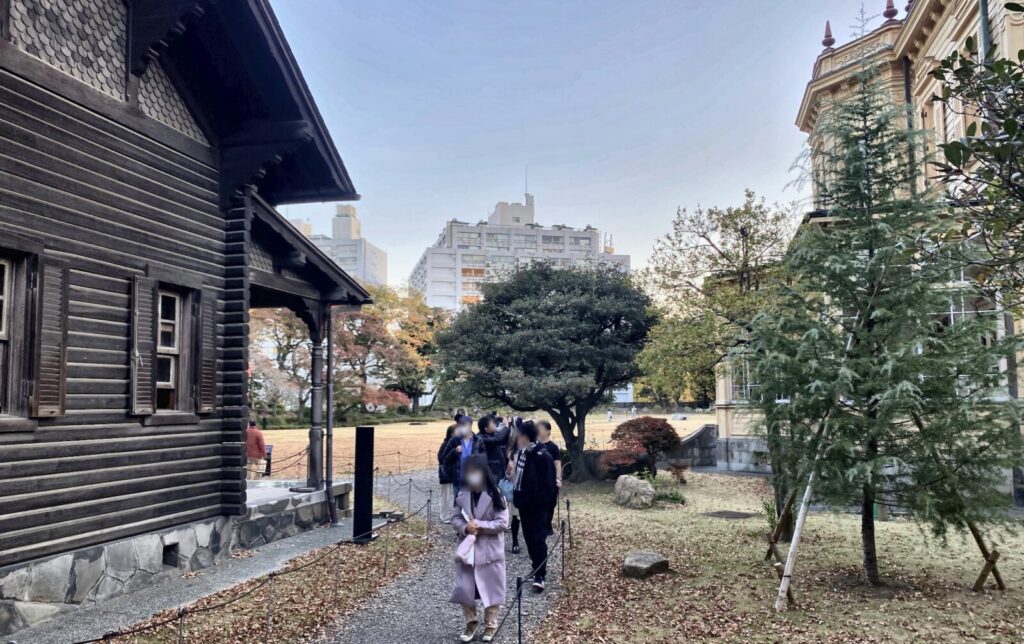 旧岩崎邸庭園 洋館と撞球室の間の園路