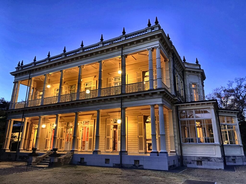 旧岩崎邸庭園 洋館ライトアップの夕景