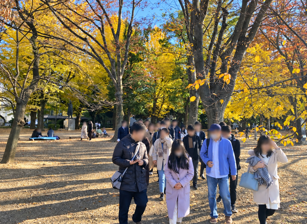 紅葉の上野恩賜公園を歩く歴史散歩の参加者