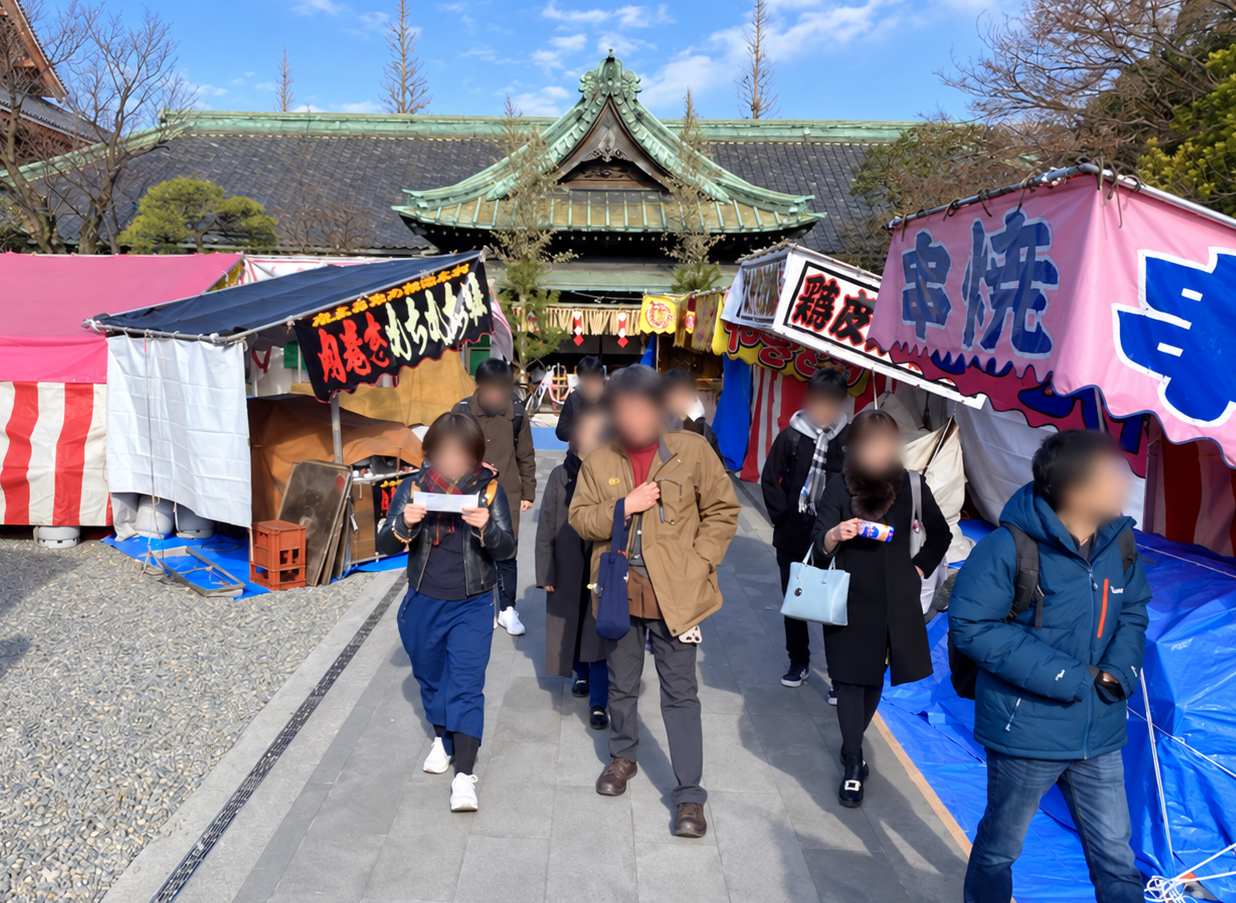 年末の西新井大師境内に並ぶ露店と参加者