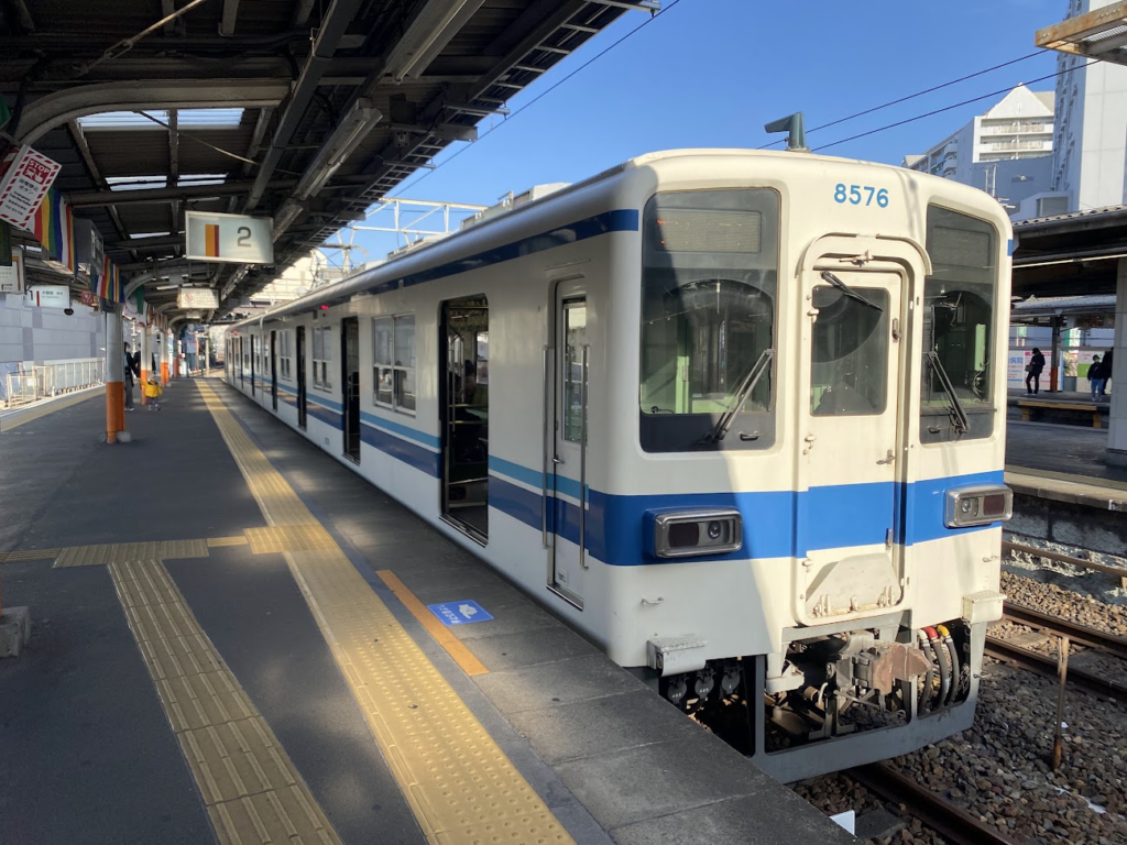 東武大師線の8000系車両と西新井駅ホーム