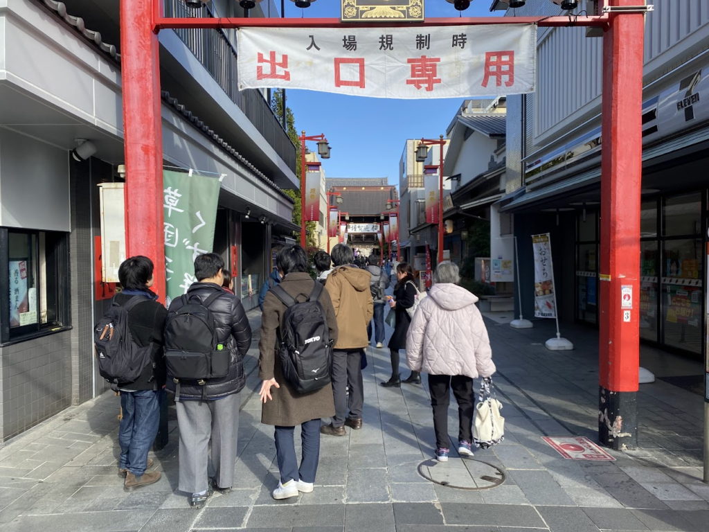 西新井大師の門前参道を歩く参加者