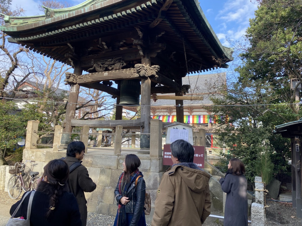西新井大師の鐘楼堂と参加者