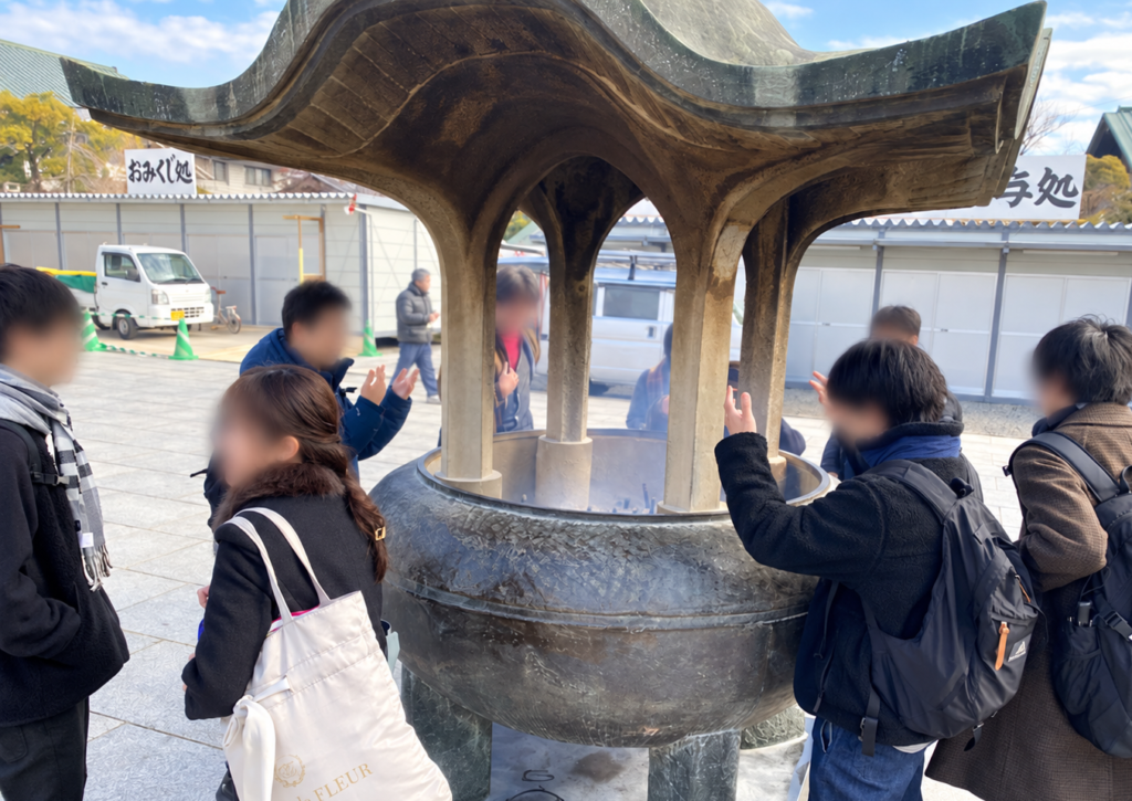 西新井大師の香炉を囲む参加者