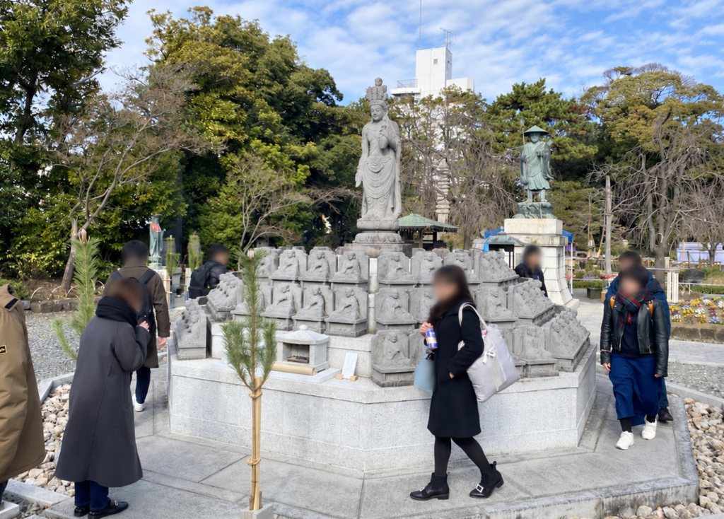 西新井大師境内の仏像と参加者