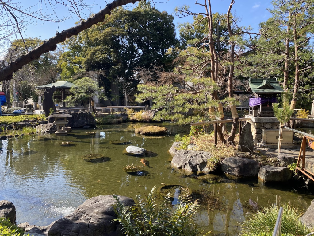 西新井大師境内の池と庭園