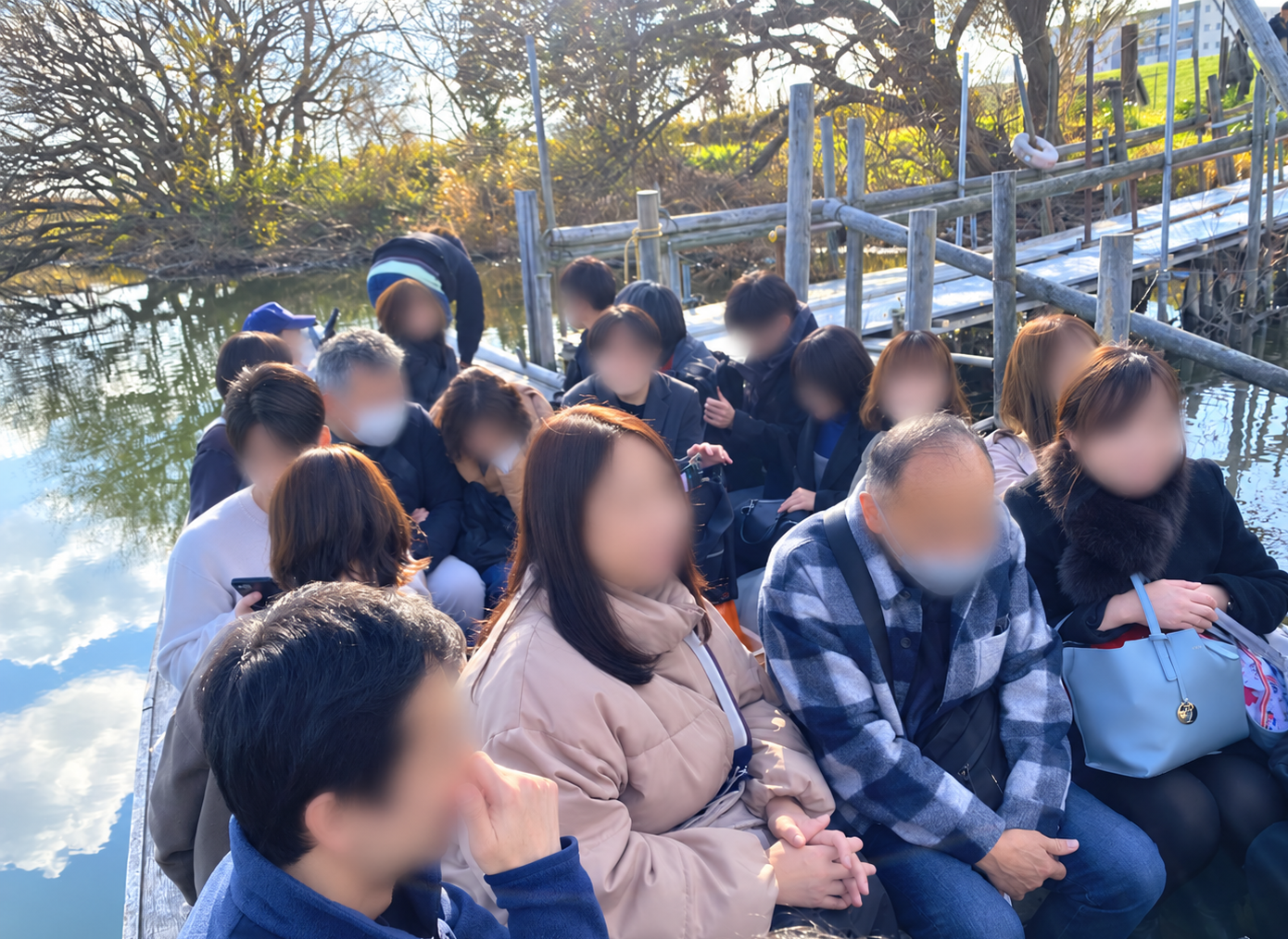 矢切の渡しをほぼ貸し切りで乗船する参加者