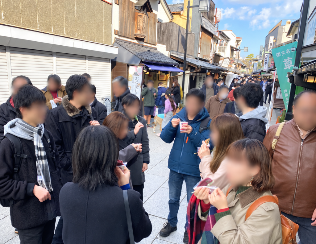 柴又帝釈天参道で食べ歩きをする参加者たち
