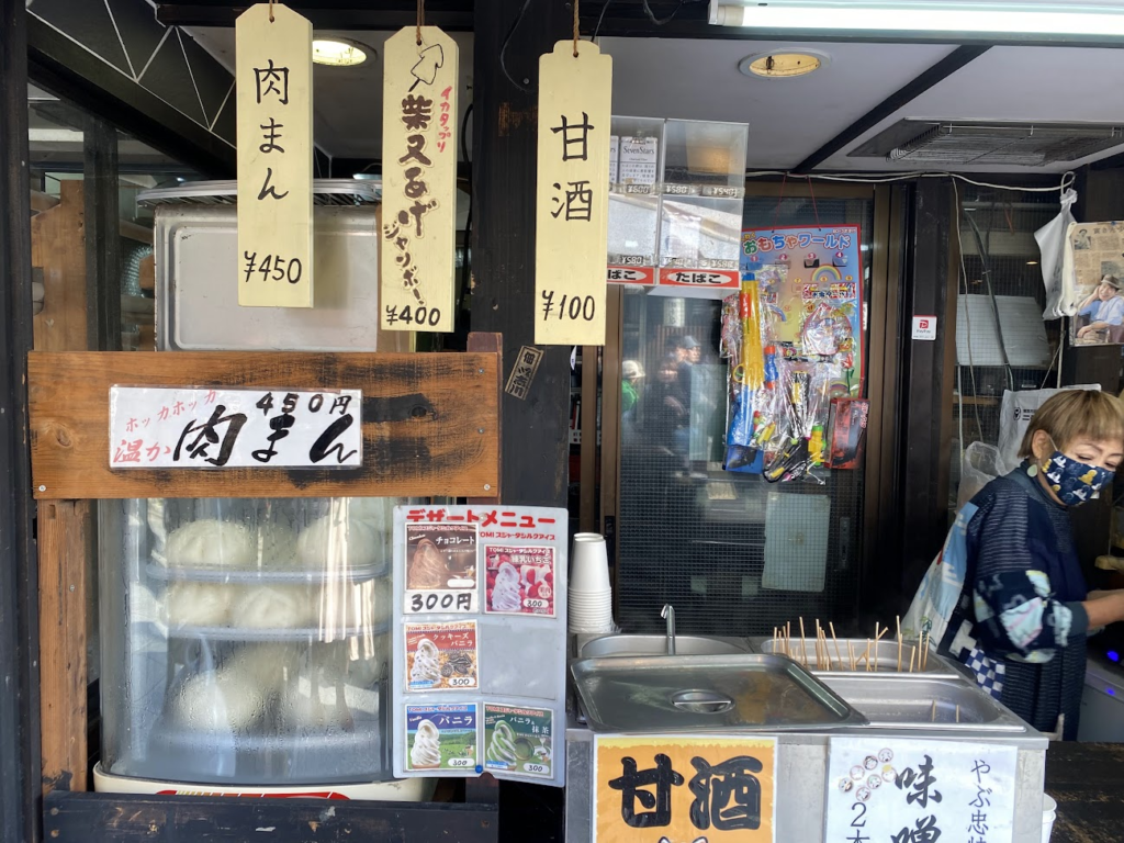 柴又参道の肉まんと甘酒の店先