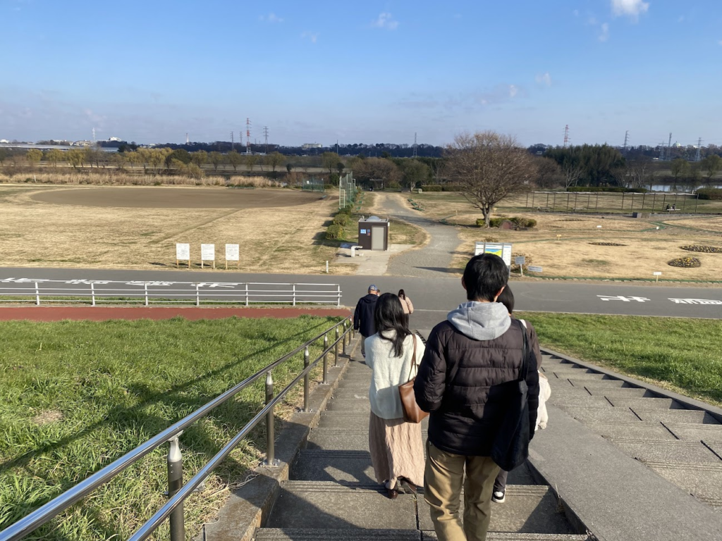 柴又帝釈天から矢切の渡しへ向かう江戸川河川敷