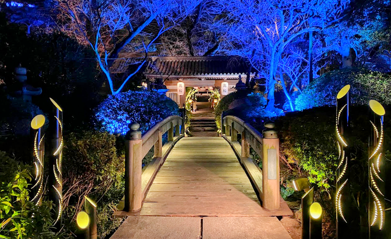 グランドプリンスホテル高輪の日本庭園にある橋と山門の夜景