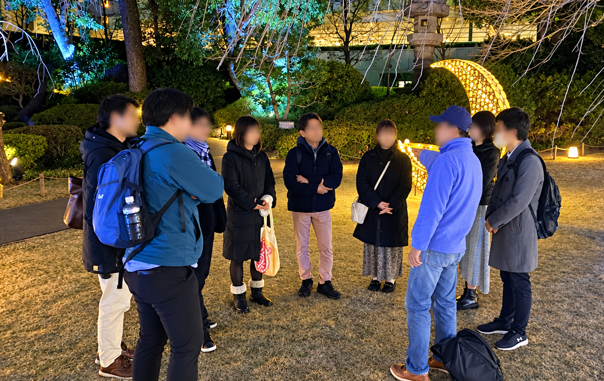 グランドプリンスホテル高輪の日本庭園で集合する歴史散歩参加者