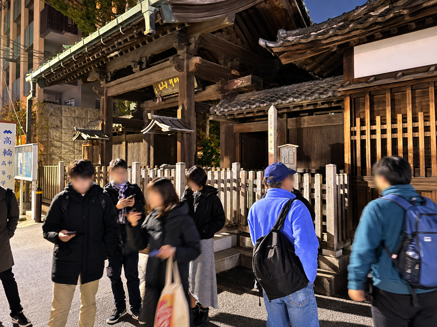 泉岳寺山門前を歩く歴史散歩参加者