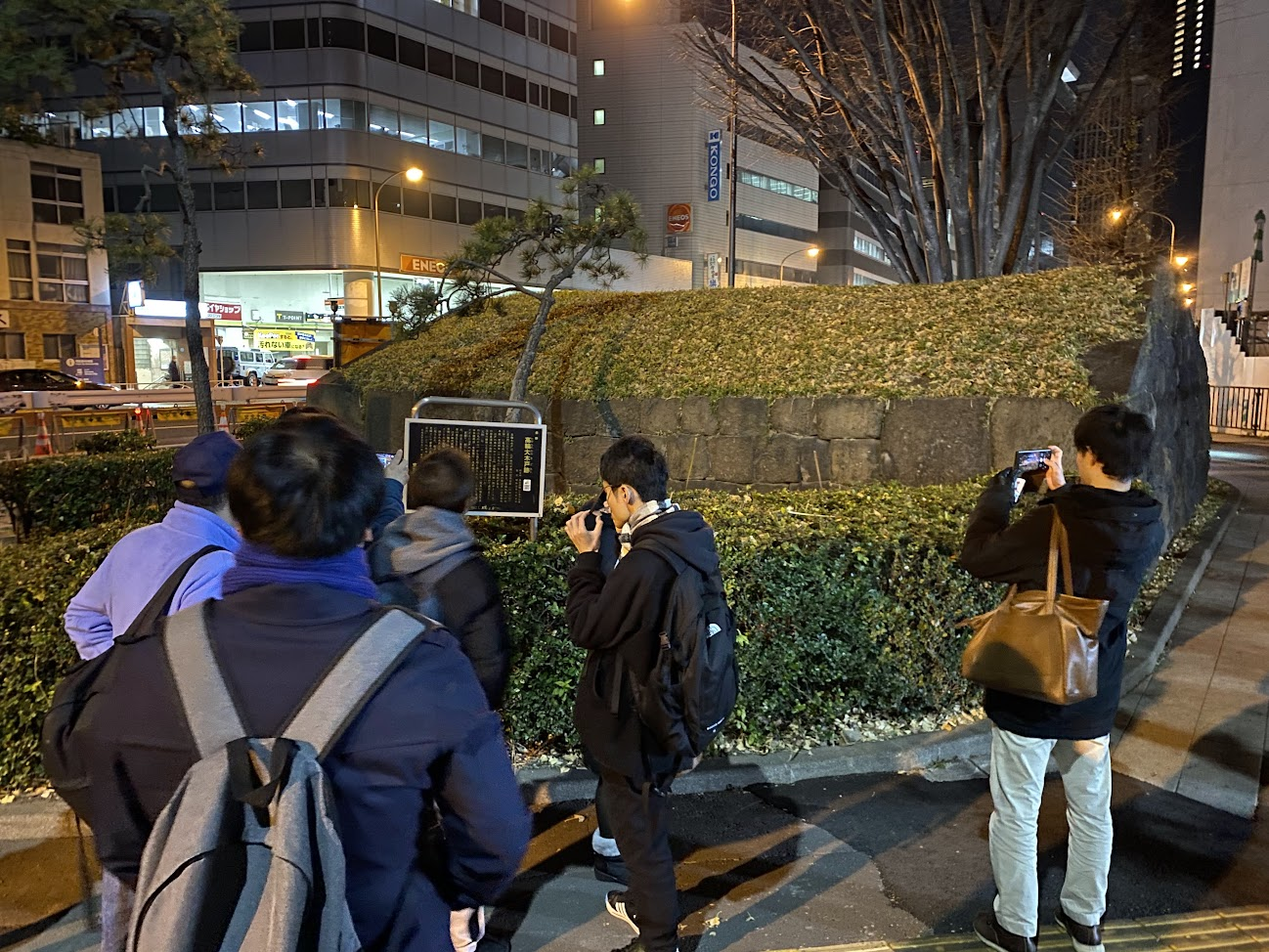 国史跡・高輪大木戸跡の石垣を見学する参加者