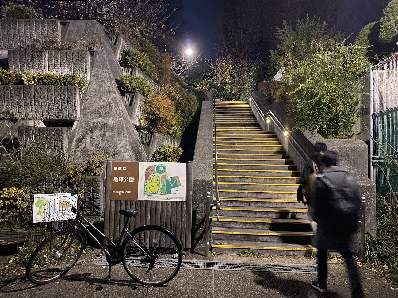 港区立亀塚公園へ上る階段の夜景