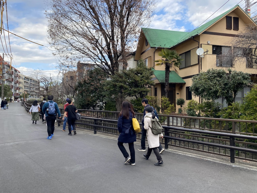 二子玉川駅から瀬田方面へ出発する歴史散歩の参加者