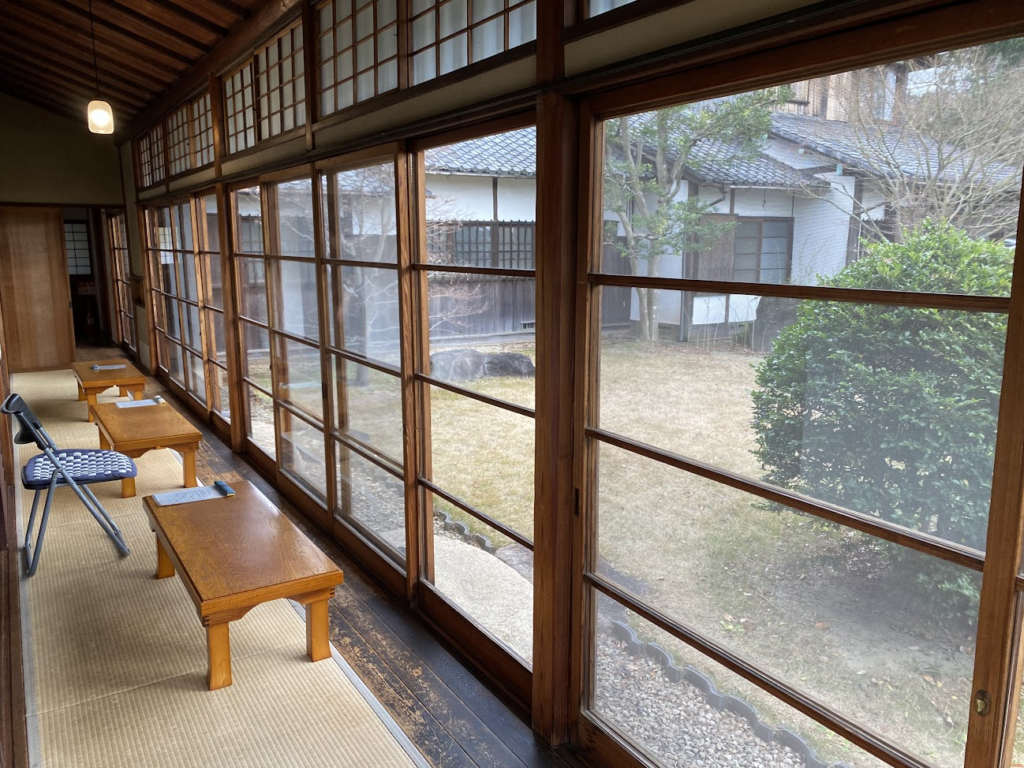旧小坂家住宅の縁側と庭園