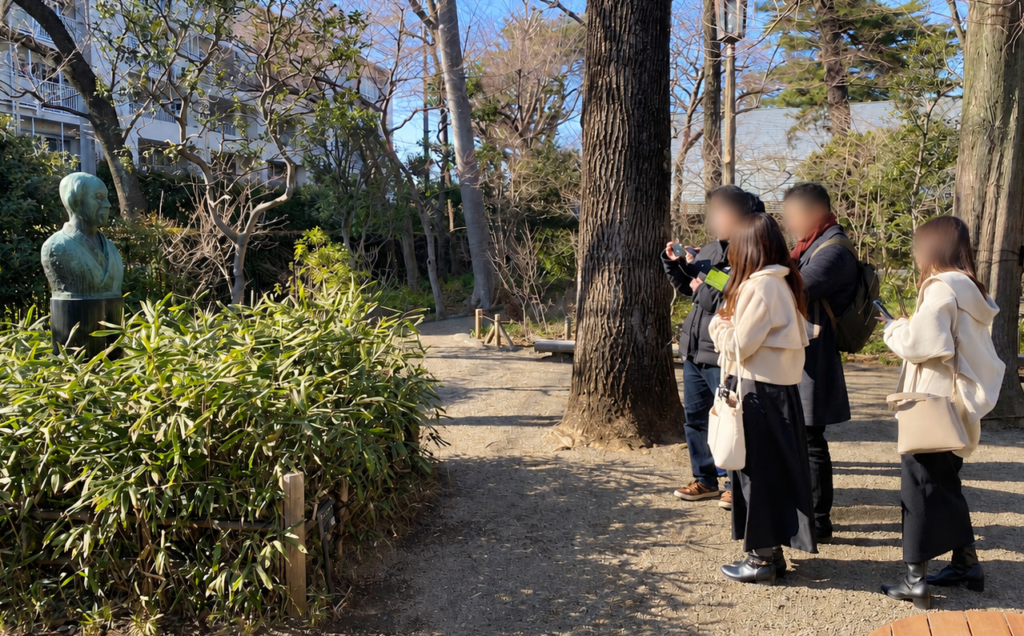 牧野記念庭園の牧野富太郎胸像を見学する参加者