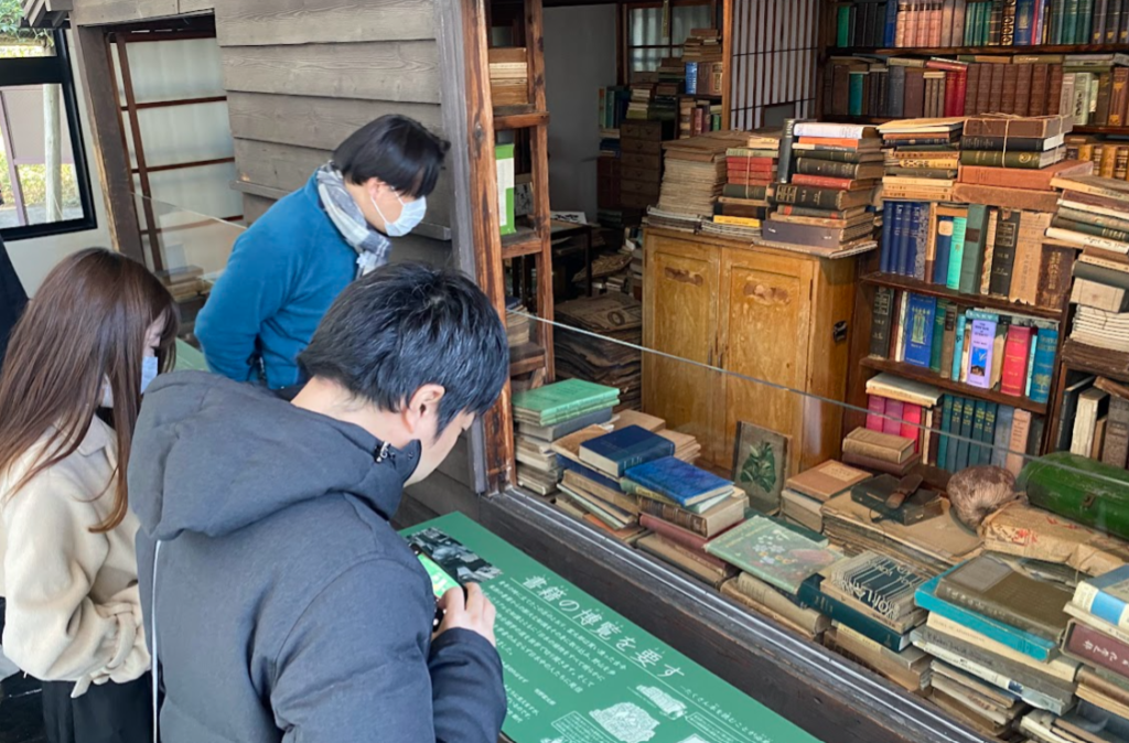 牧野富太郎の書斎展示と蔵書を見学する参加者