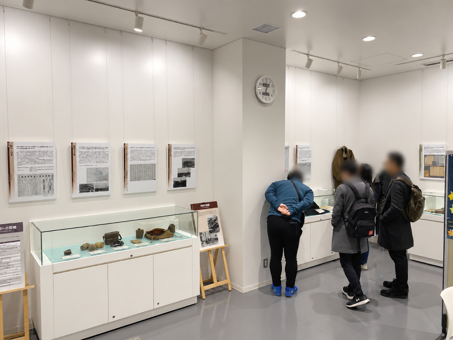 中野区平和資料展示室を見学する参加者