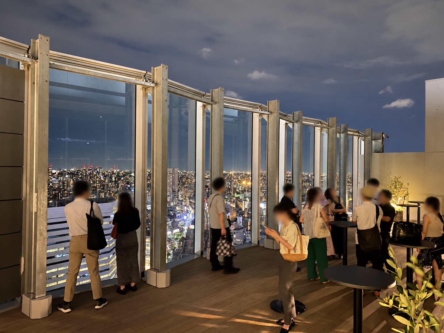 東急歌舞伎町タワーのテラスから夜景を楽しむ参加者