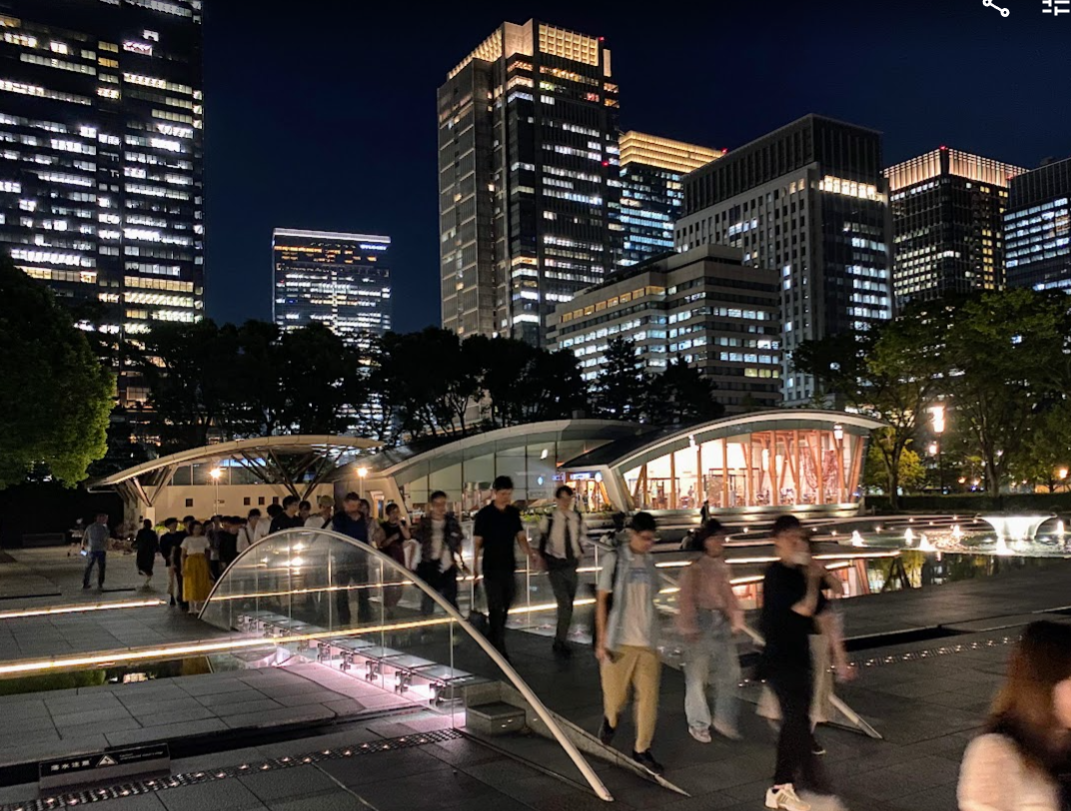 夜の和田倉噴水公園と丸の内の高層ビル群