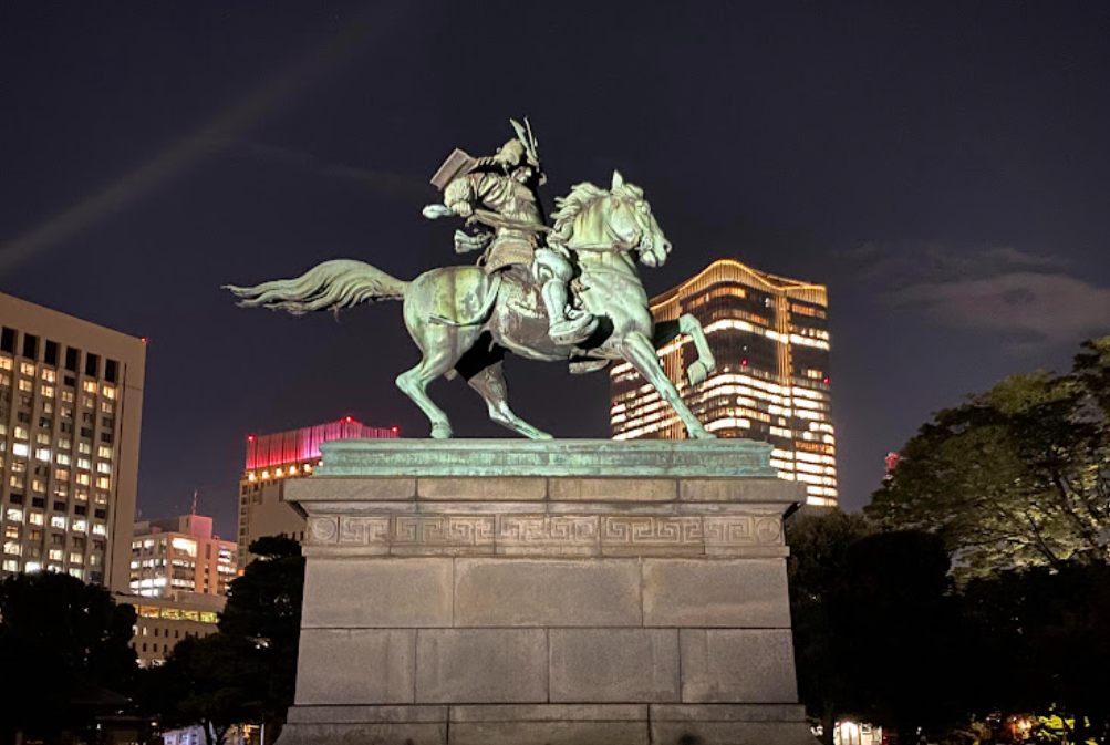 夜の皇居外苑に立つ楠木正成騎馬像
