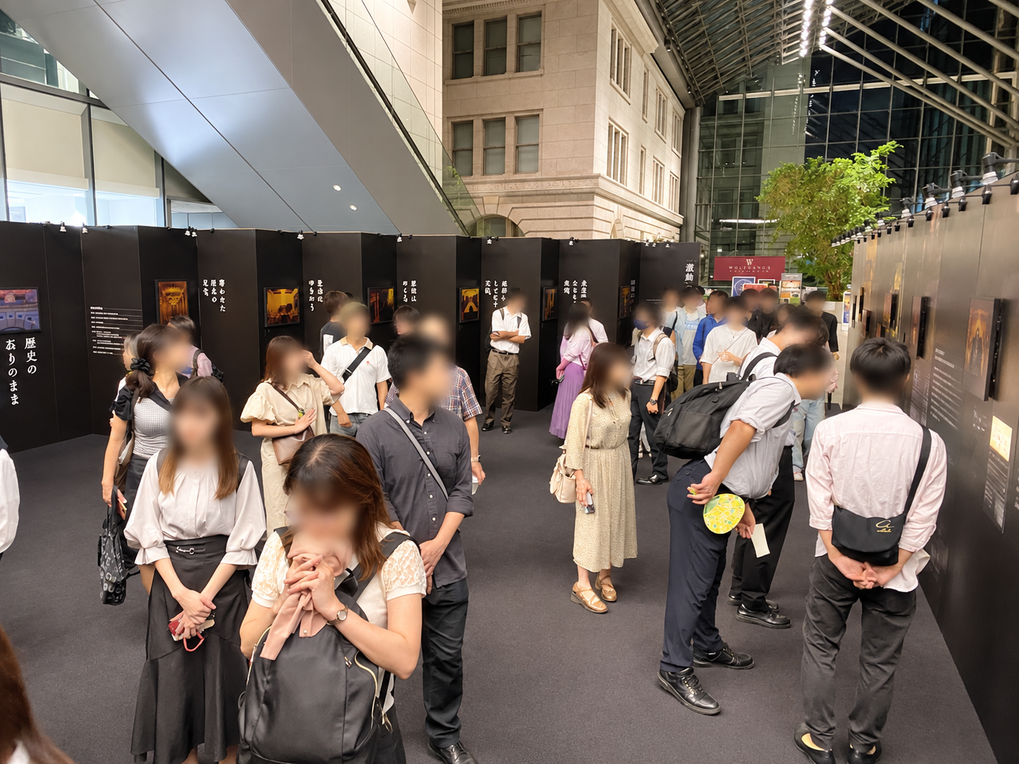 明治生命館前のMY PLAZAで展示を見る参加者