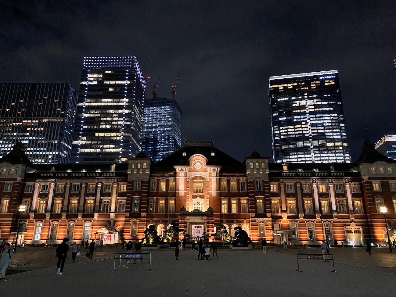 ライトアップされた東京駅丸の内駅舎の夜景