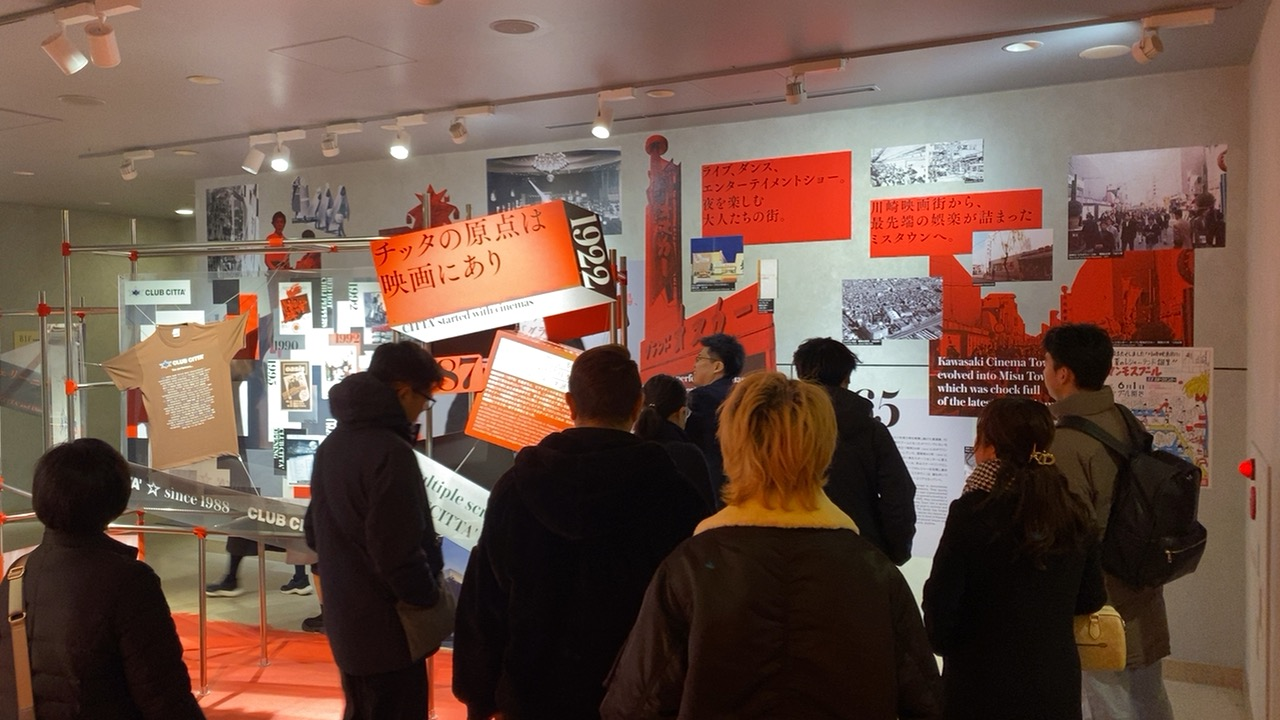 CITTA' HISTORY GALLERYで川崎映画街とチッタの歴史展示を見学する参加者