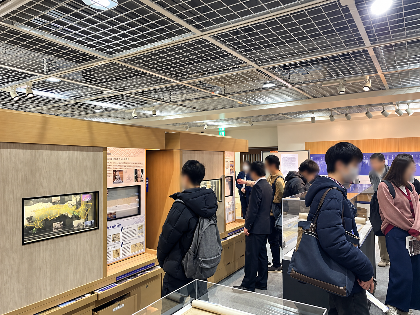 東海道かわさき宿交流館の展示を見学する参加者