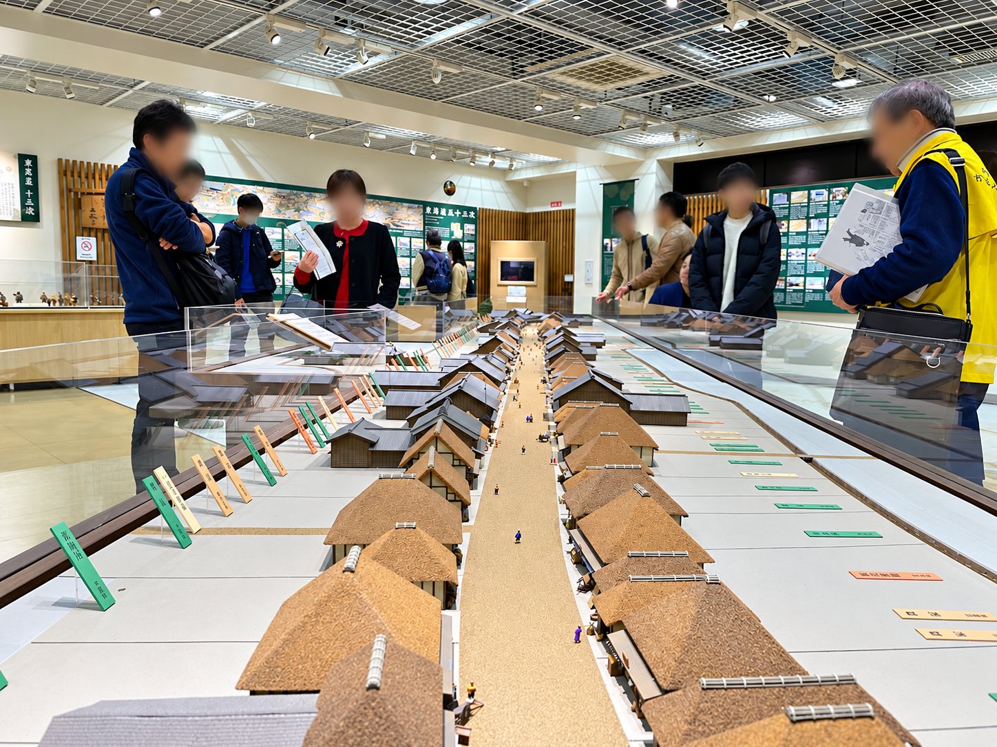 東海道かわさき宿交流館で川崎宿の街道模型を囲む参加者