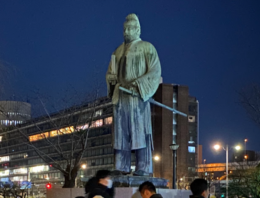 夜の大手濠緑地に立つ和気清麻呂像