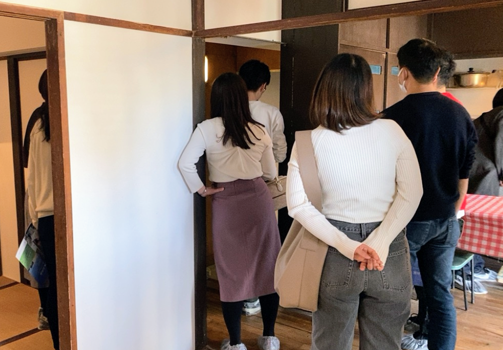 復元された集合住宅の室内を見学するURまちとくらしのミュージアム参加者